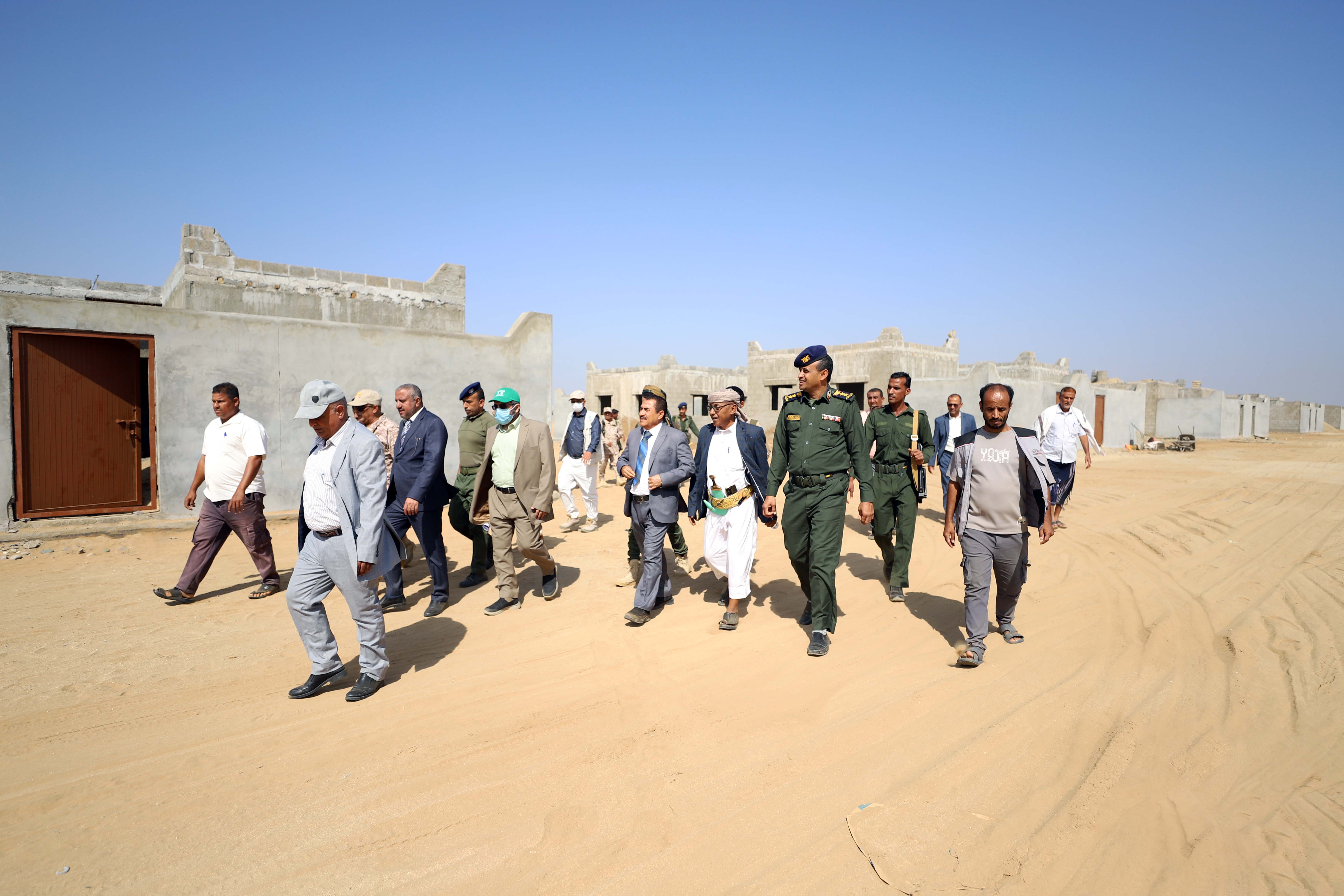 محافظ حجة يطلع على سير العمل في مشروع إنشاء مجمع سكني للنازحين بدعم سعودي