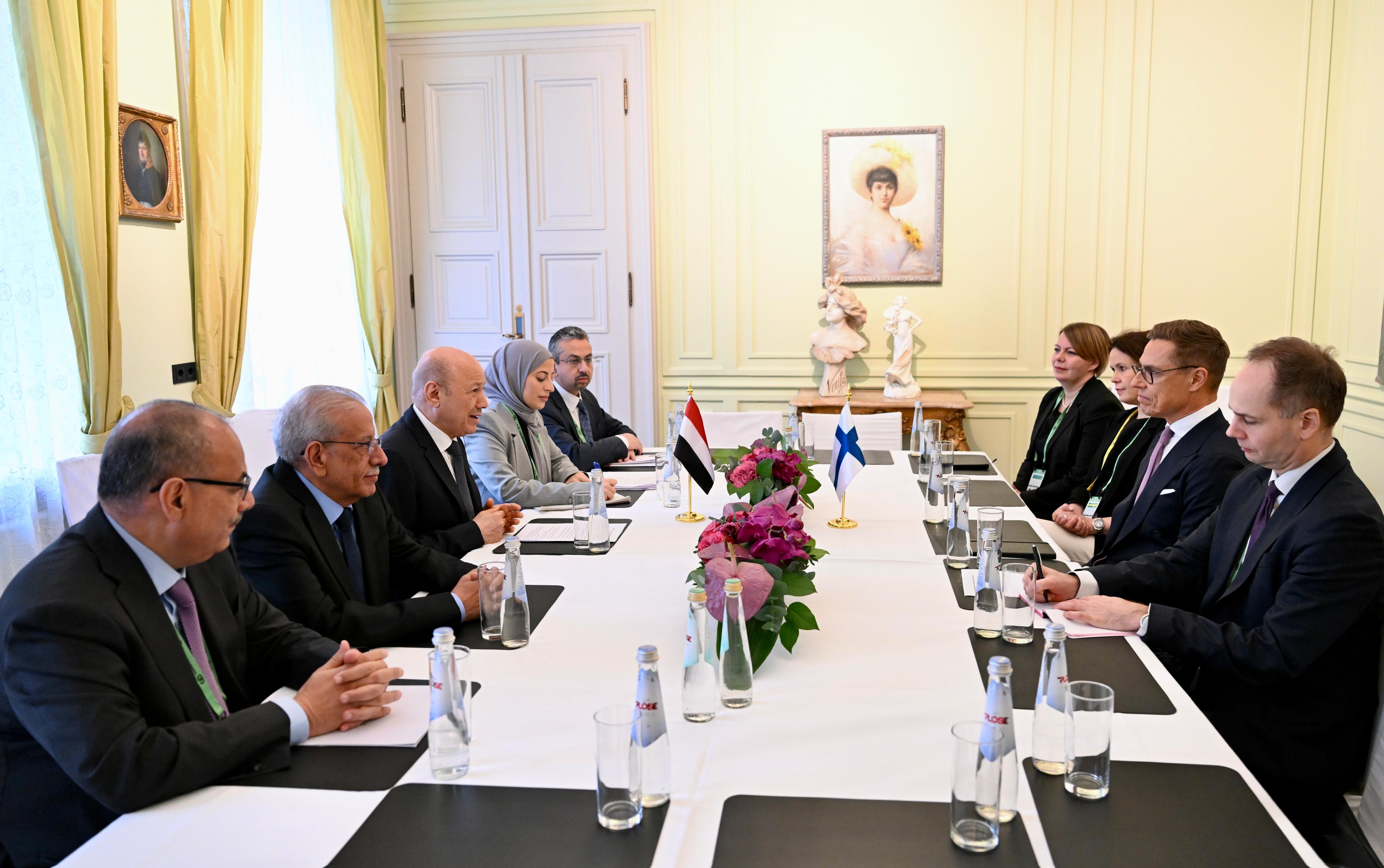 رئيس مجلس القيادة يبحث مع رئيس وزراء فنلندا الدعم الاوروبي المطلوب لجهود استعادة مؤسسات الدولة