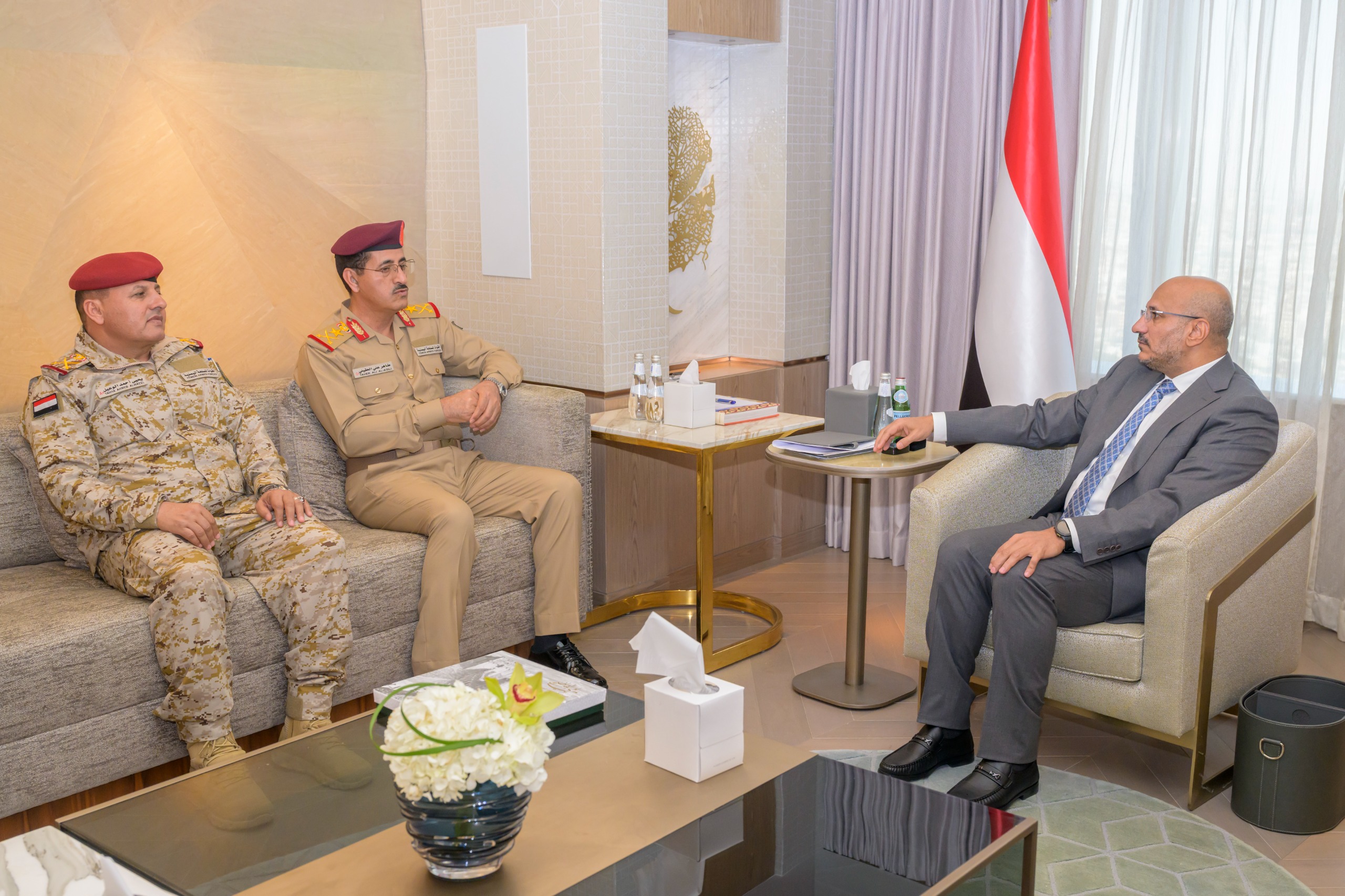 طارق صالح يستعرض مع وزير الدفاع أولويات المرحلة وسبل تعزيز البناء المؤسسي للقوات المسلحة