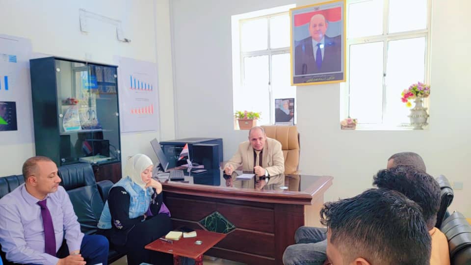 وكيل محافظة تعز يطلع على سير عمل صندوق النظافة والتحسين والموارد المائية