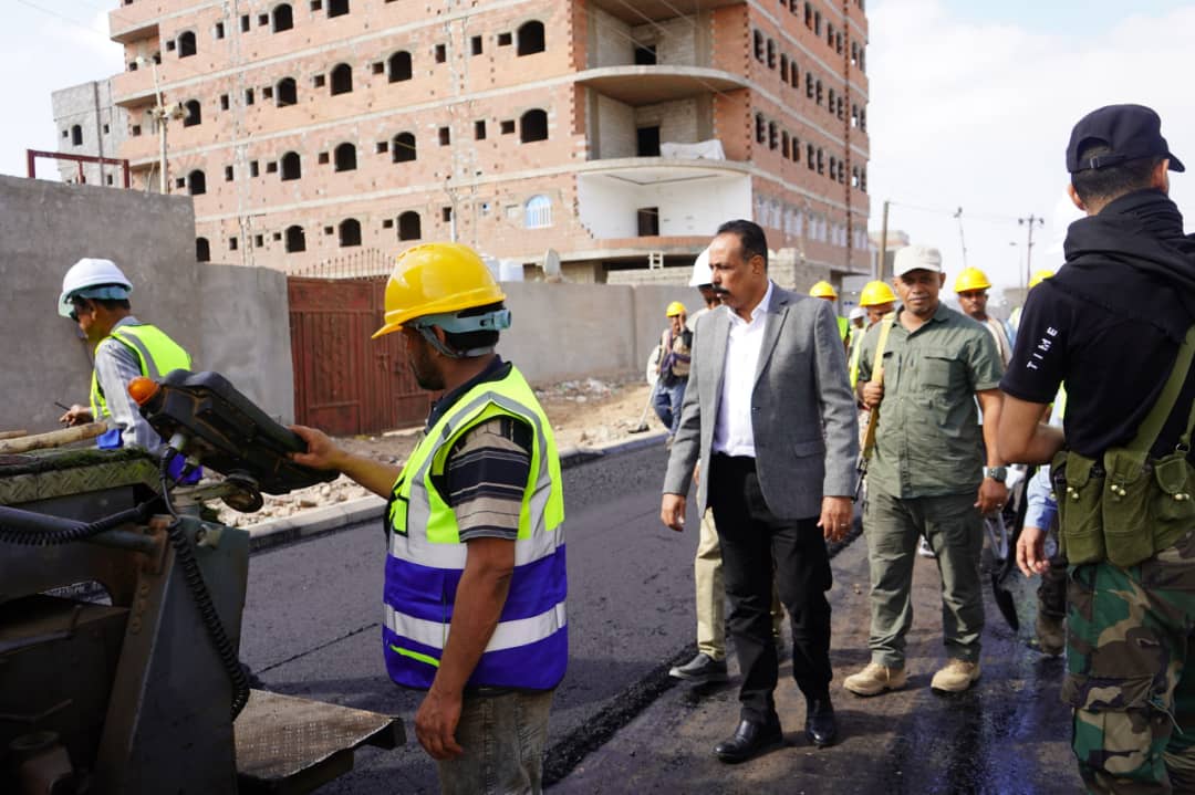 وزير الاشغال العامة والطرق يدشن انطلاق أعمال إسفلت طريق التقنية – إنماء