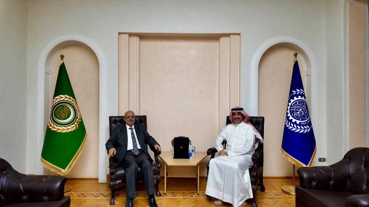القائم بأعمال مندوب اليمن الدائم لدى الجامعة العربية يلتقي مدير عام منظمة العمل العربية