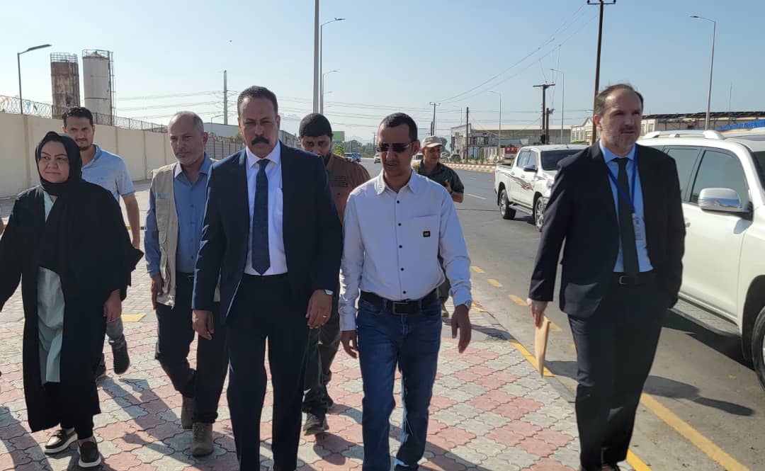 وزير الأشغال يدشن مشروع إعادة تأهيل شارع الخمسين بمديرية المنصورة في عدن