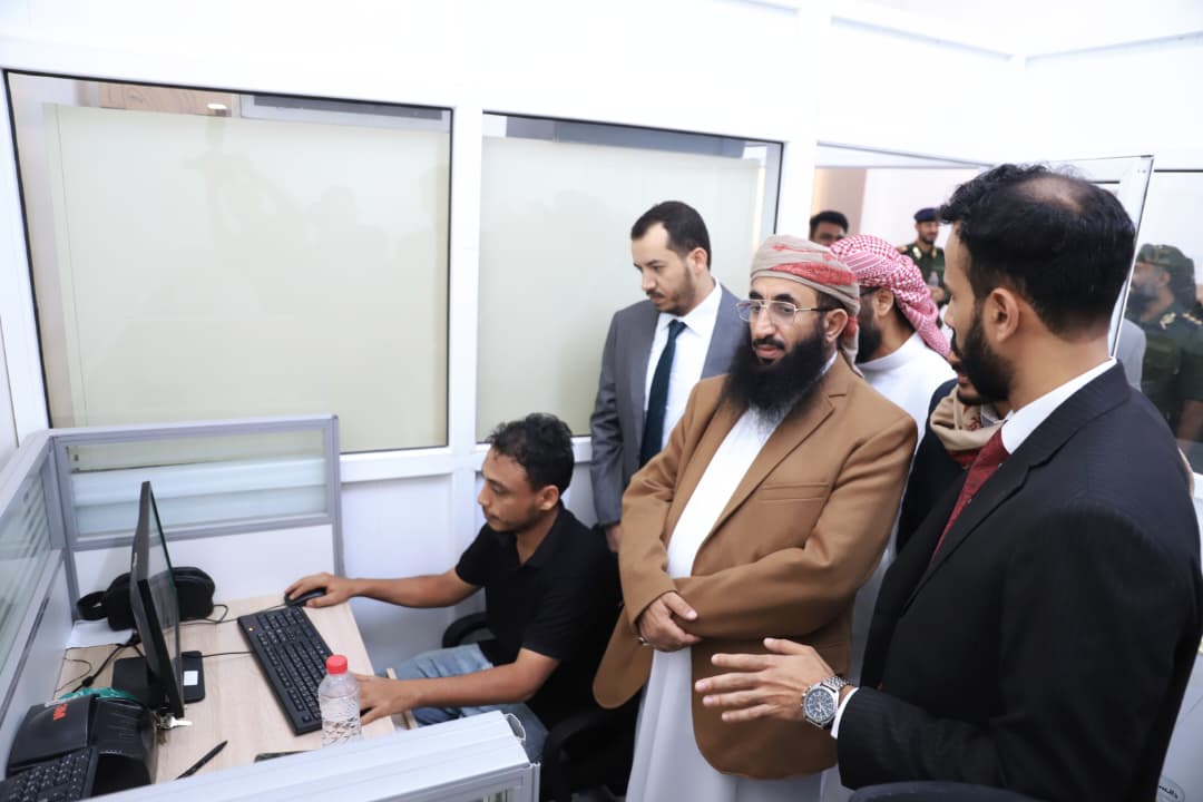 وزير الأوقاف والإرشاد يتفقد سير العمل في قطاعات الوزارة بعدن