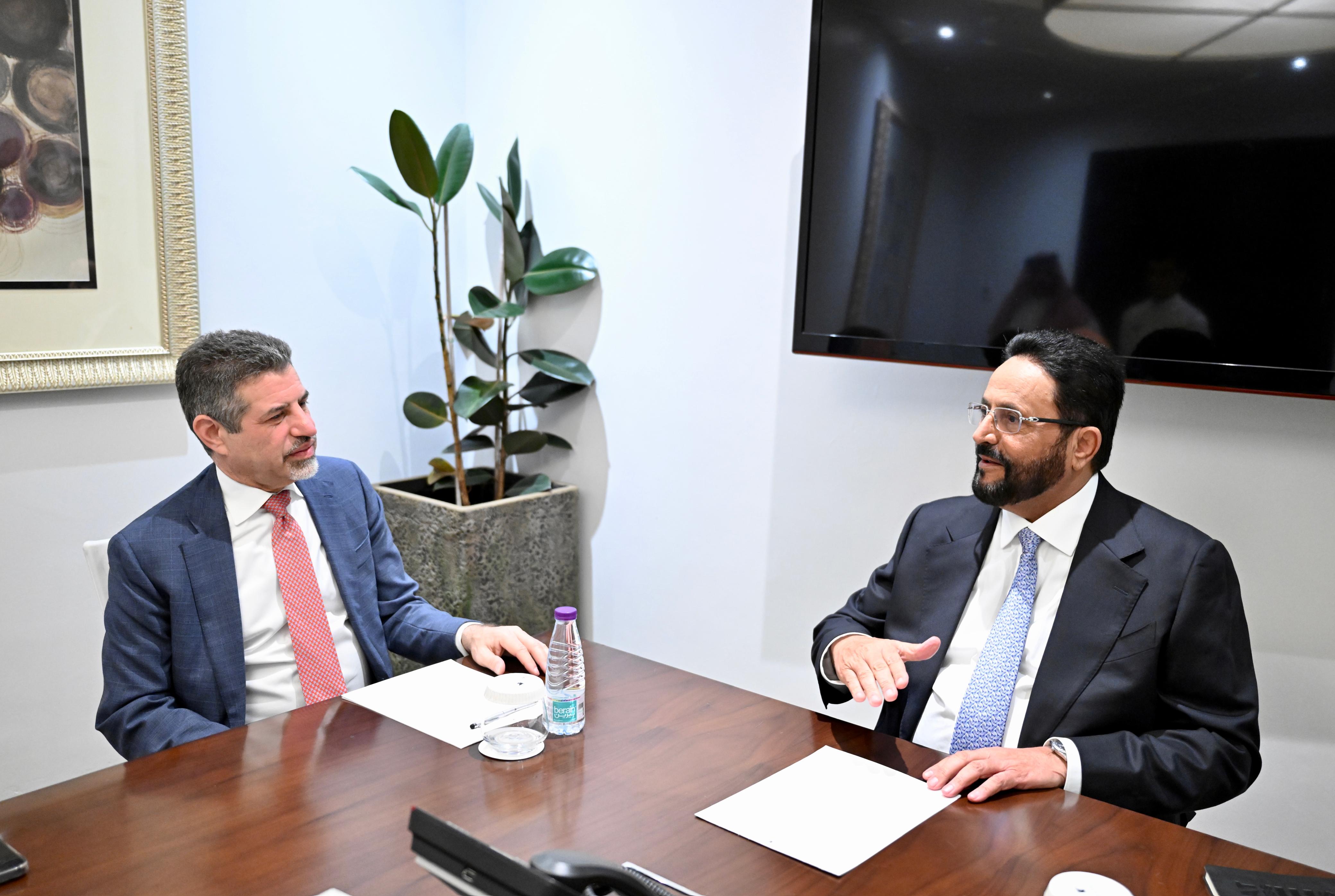 العرادة خلال لقائه السفير الأمريكي يدعو المجتمع الدولي إلى مساندة الحكومة والشعب اليمني