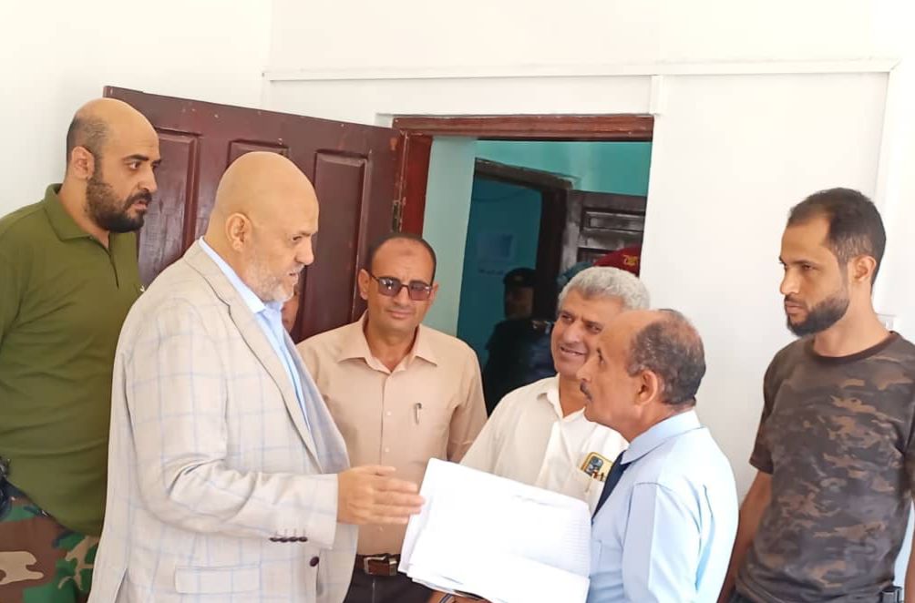 محافظ تعز يتفقد المرافق الحكومية في أول أيام شهر رمضان ويشدد على تعزيز الانضباط الوظيفي