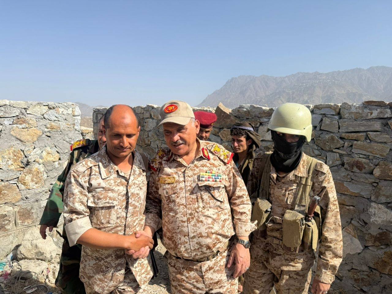 قائد محور تعز يزور الخطوط الأمامية شمال وشرق مدينة تعز