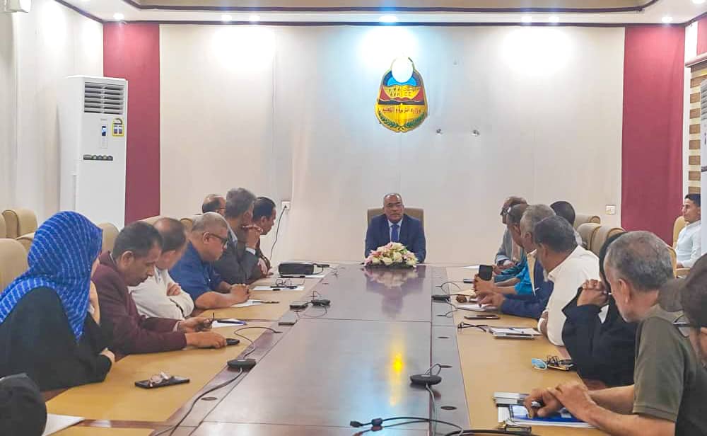 وزير التربية يطلع على سير العمل بديوان الوزارة في عدن