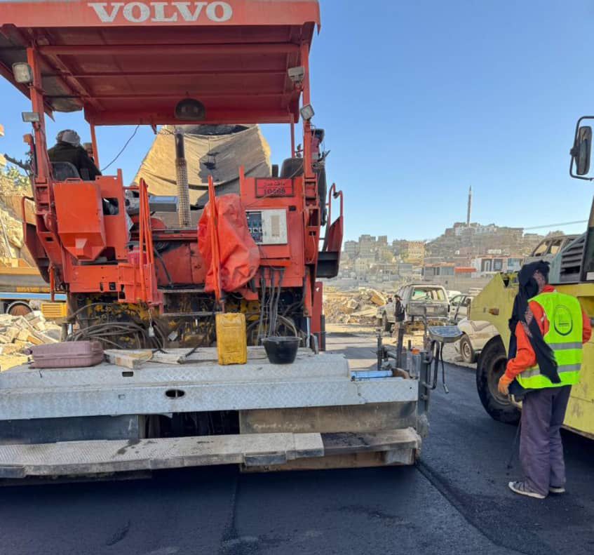 صندوق صيانة الطرق يواصل تنفيذ أعمال الأسفلت في مشروع سوق السلام بلحج