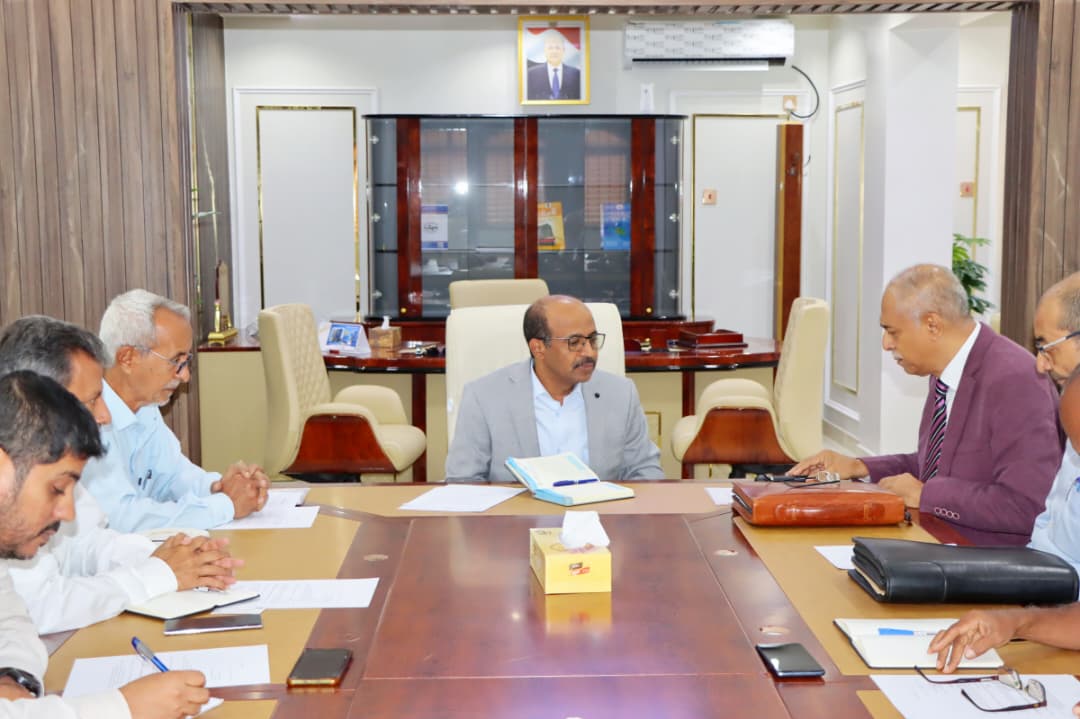 وزير النفط والمعادن يناقش نشاط مكتب المستشارين وخططه الاستراتيجية