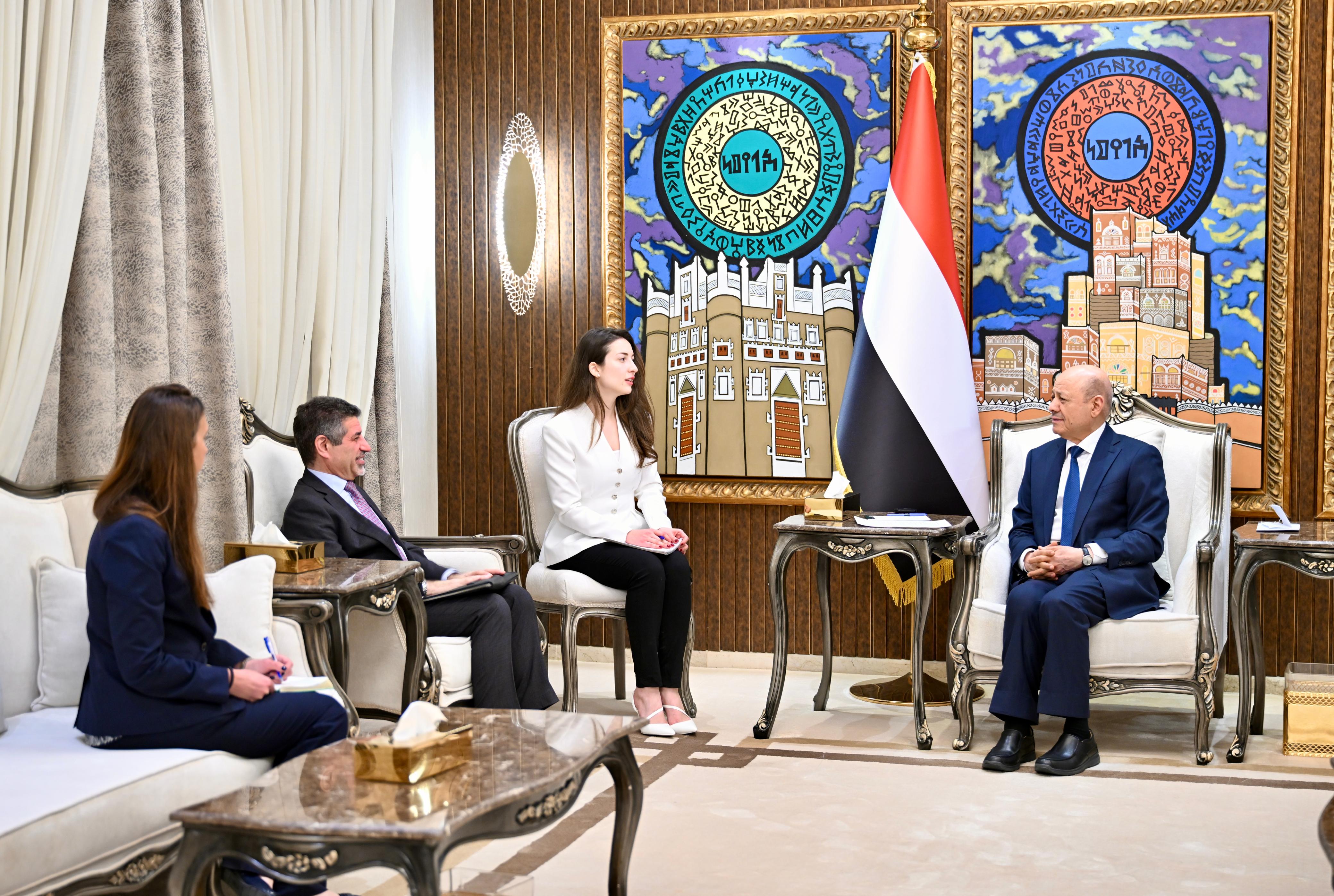 رئيس مجلس القيادة يشيد بالشراكة مع الولايات المتحدة في مجال مكافحة الارهاب وردع مليشيات ايران في المنطقة