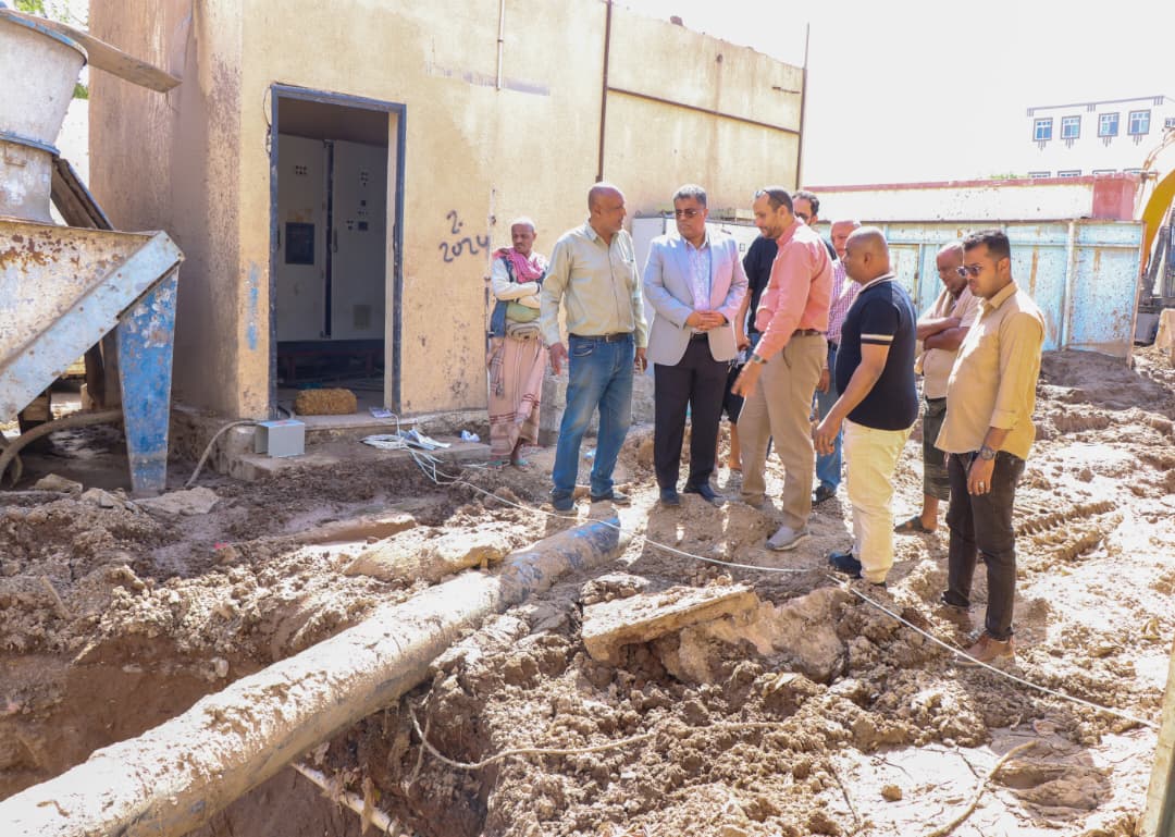 وكيل محافظة عدن يتفقد سير العمل في محطة ضخ الصرف الصحي الرئيسية بالمنصورة