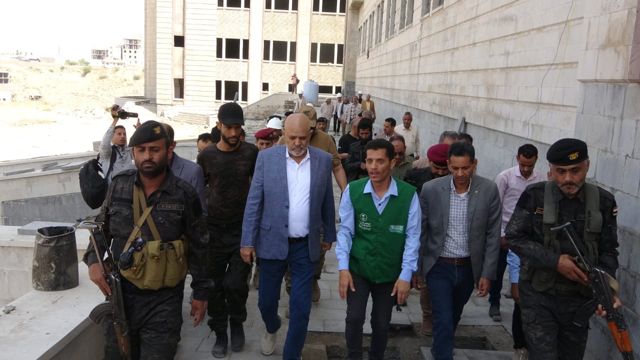 محافظ تعز يتفقد تنفيذ مشروعَي شبكة الصرف الصحي والمجمع الطبي بدعم سعودي