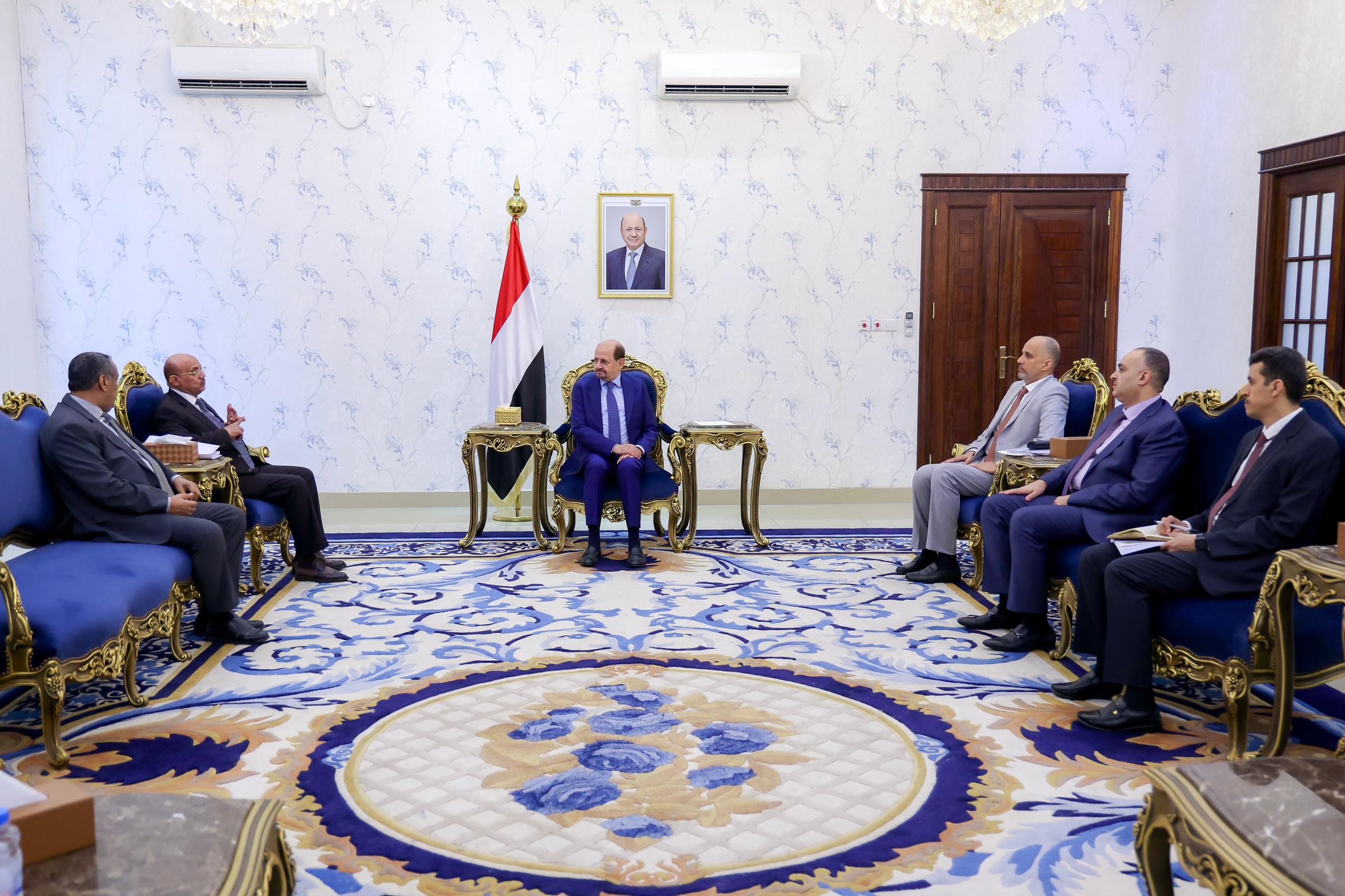 رئيس الوزراء يوجه بالبدء بتسليم مرتبات موظفي الدولة المدنيين والعسكريين بشكل عاجل