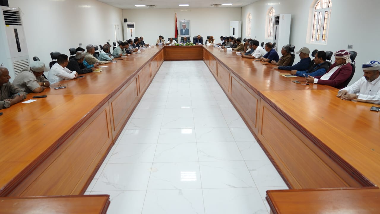 تنفيذي شبوة يناقش سير العمل في عدد من القطاعات الخدمية