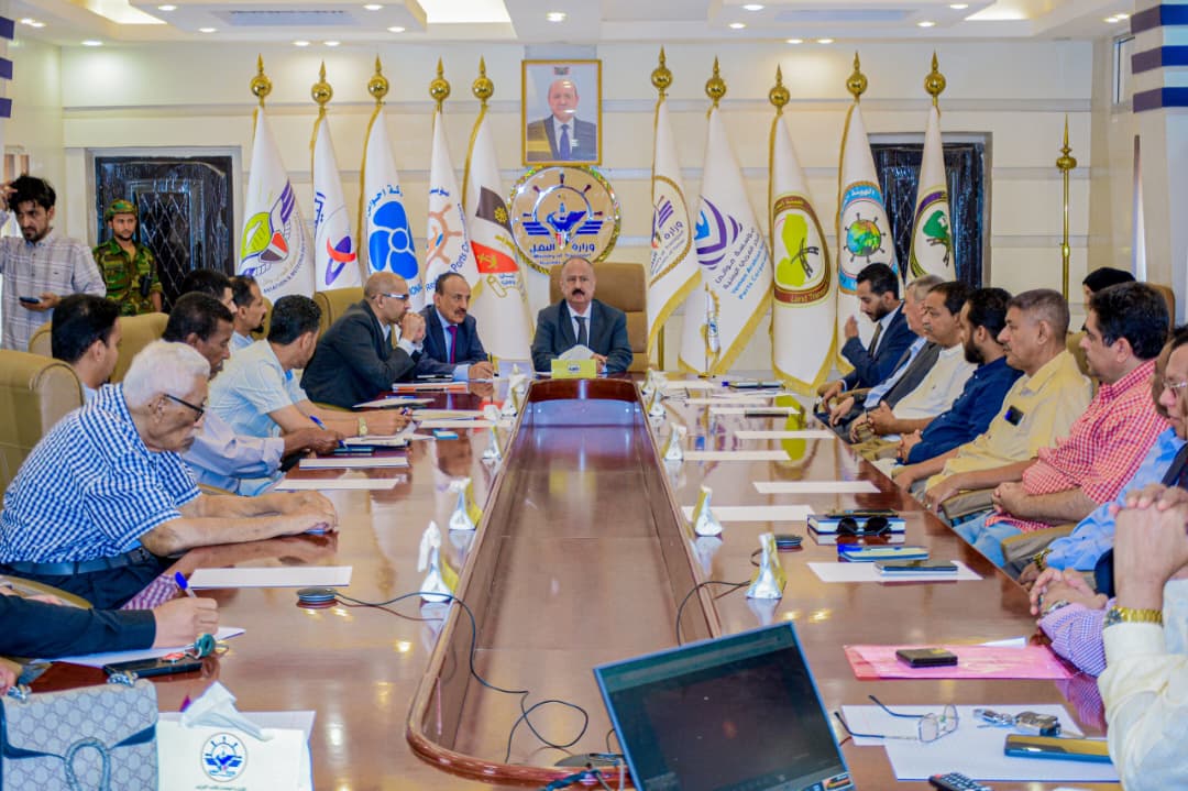 وزير النقل يناقش التحديات التي تواجه نشاط القطاع الخاص والشركات الملاحية ويلتقي مدير مكتب المبعوث الأممي