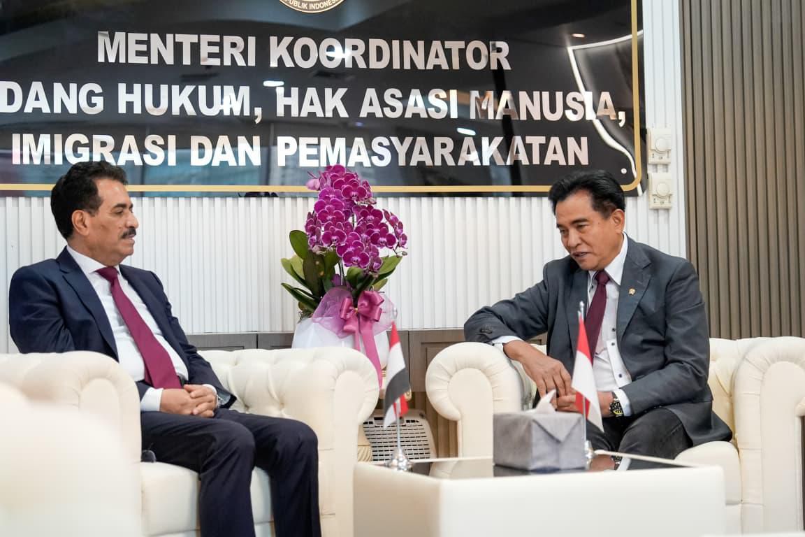 سفير اليمن يلتقي وزير التنسيق للشؤون القانونية وحقوق الإنسان الاندونيسي