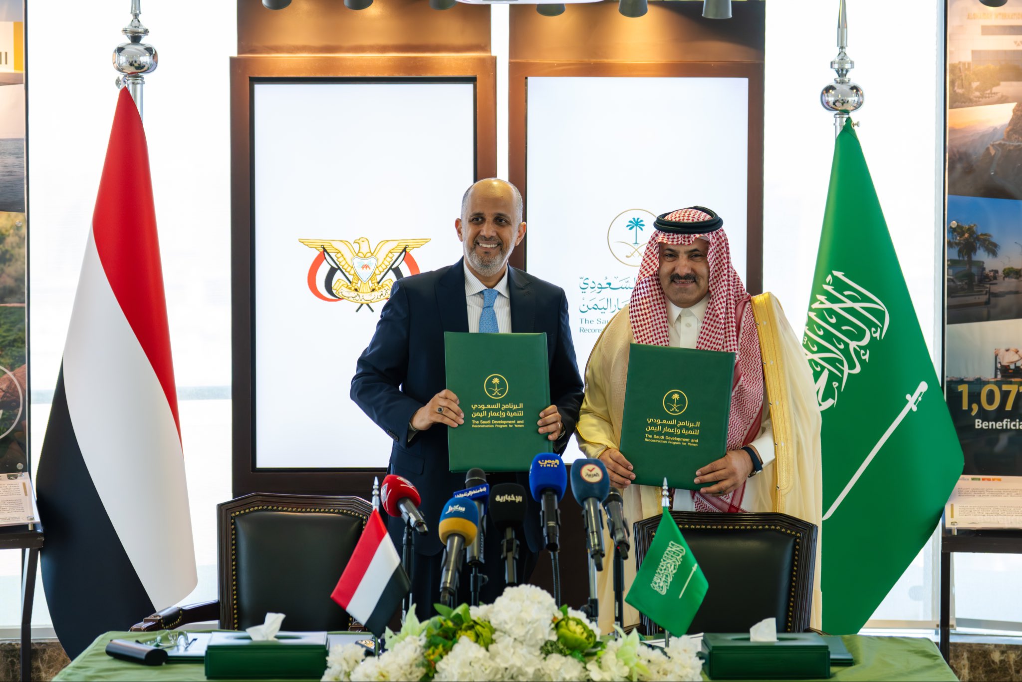 وزير المالية يوقّع مع السفير آل جابر اتفاقية الدعم السعودي الجديد لليمن