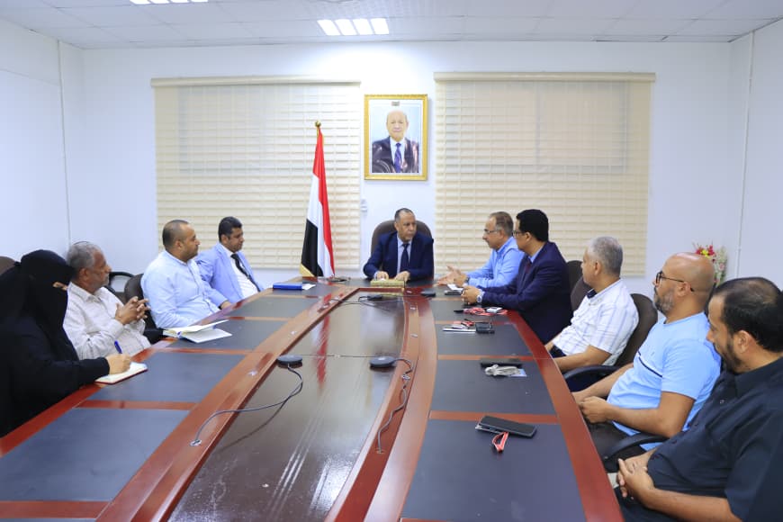 وزير الصناعة والتجارة يناقش وضع المخزون الاستراتيجي من القمح والدقيق