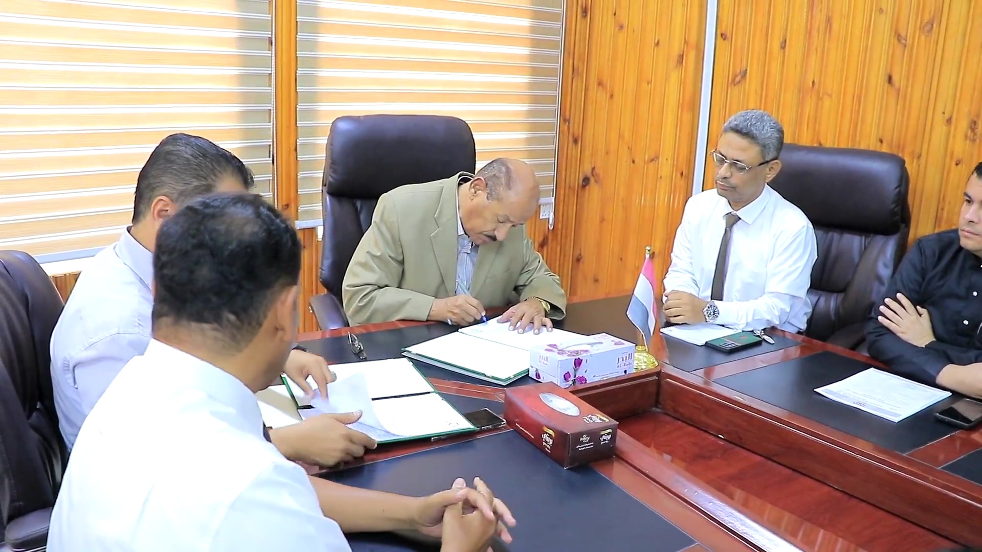 التوقيع بسيئون على عقد التأمين الصحي لعمال النظافة والتحسين بوادي حضرموت