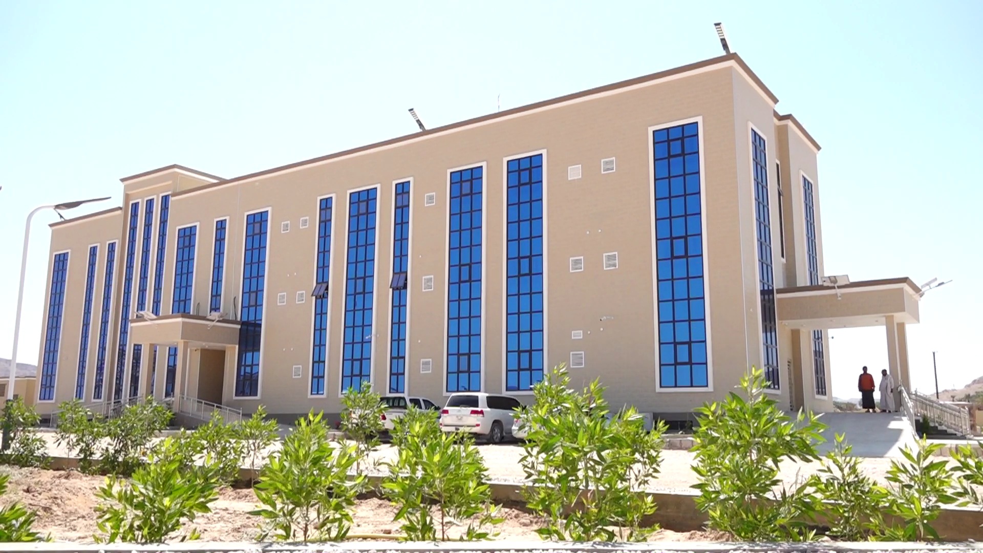 وكيل حضرموت يطلع على مستوى إنجاز تجهيزات مستشفى المدينة الخيري