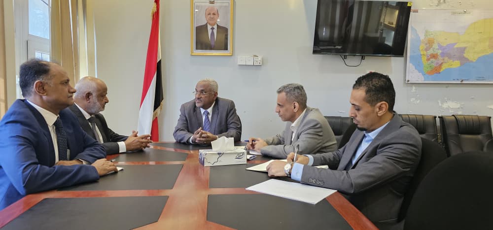 الوزير باسلمة يناقش التحديات الإدارية والتنموية التي تواجه السلطة المحلية بمحافظة الحديدة