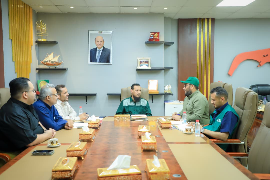 محافظ عدن يشدد على أهمية تكامل الجهود لضمان وصول المساعدات إلى مستحقيها