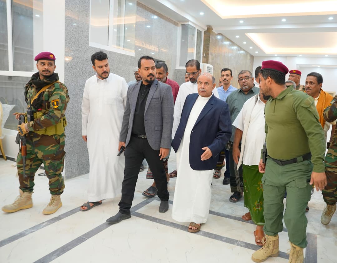 عضو مجلس القيادة سالم الخنبشي يتفقد أعمال صيانة وترميم القصر الجمهوري بمدينة المكلا