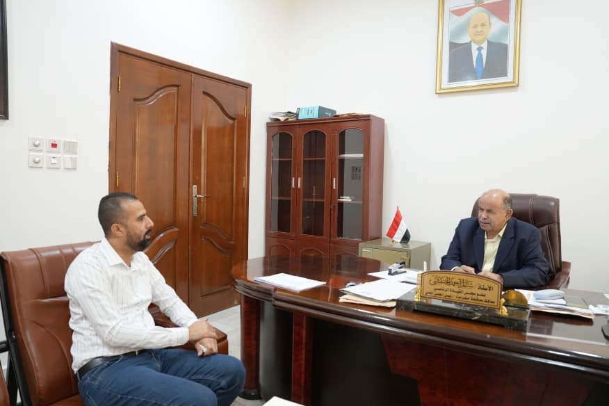 الخنبشي يطّلع على نشاط مؤسسة حضرموت لمكافحة السرطان وخطط مكتب السياحة