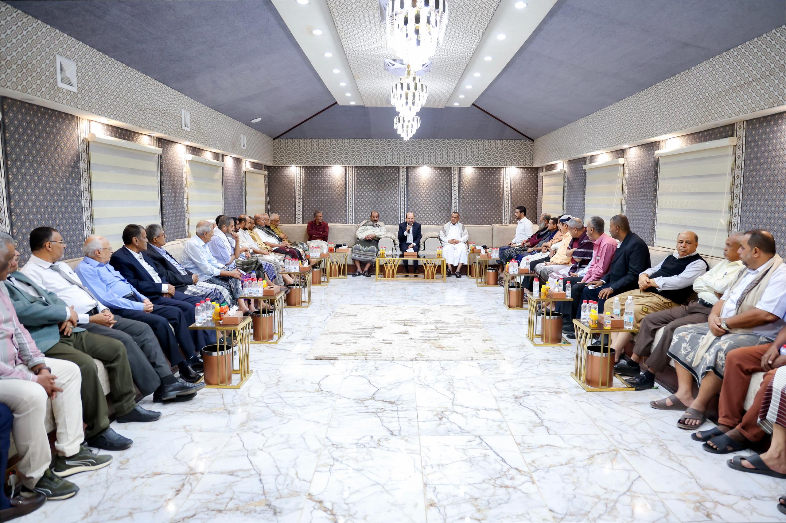 رئيس الوزراء يشدد على دور المنتديات الثقافية في عدن في إسناد مسار إصلاحات مؤسسات الدولة