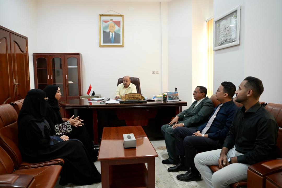 الخنبشي يطّلع على تحصيل الإيرادات الزكوية بساحل حضرموت وتحضيرات إطلاق مشروع "منطقة الفنون"