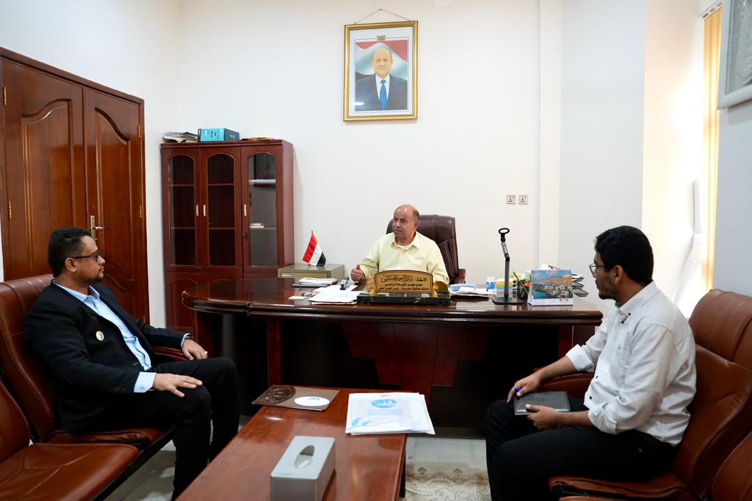 عضو مجلس القيادة الخنبشي يناقش أوضاع مخيمات النازحين ويطّلع على مشاريع مؤسسة استجابة بحضرموت