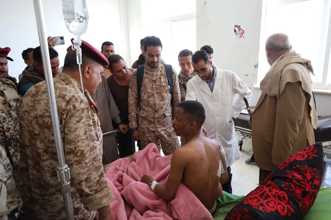 قائد محور تعز ووكيلا المحافظة يزورون جرحى الجيش  في مستشفى الثورة