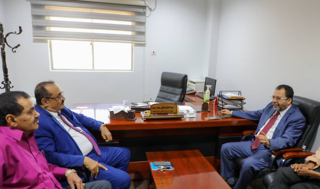 لقاء في عدن يقر بدء توريد إيرادات كهرباء لحج إلى البنك المركزي