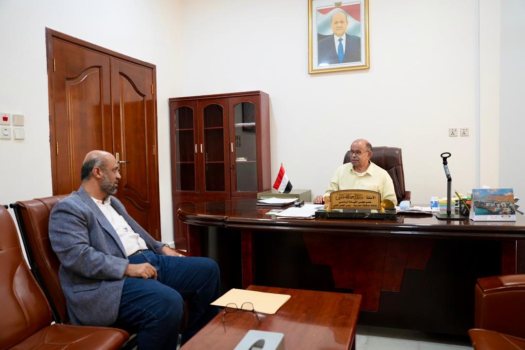 عضو مجلس القيادة الرئاسي محافظ حضرموت يناقش أوضاع ميناء الشحر