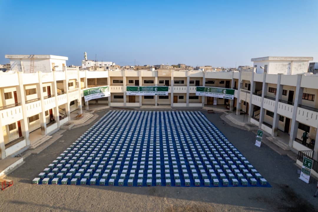 مركز الملك سلمان يوزع 1440 سلة غذائية في لحج ضمن التدخلات الطارئة