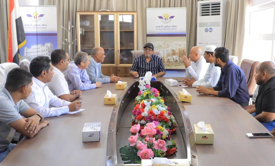 رئيس هيئة الطيران المدني يطلع على سير العمل في مطار سيئون الدولي