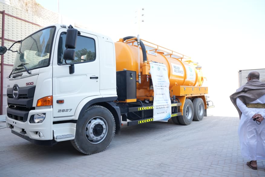 صندوق النظافة بمأرب يتسلم صهريج شفط صرف صحي بدعم من "أوكسفام"