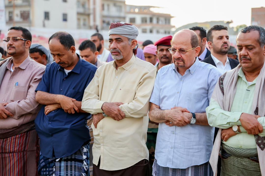 عضو مجلس القيادة الرئاسي محمود الصبيحي ورئيس الوزراء يؤديان صلاة عيد الفطر بعدن