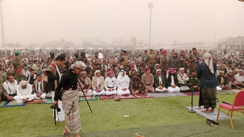 محافظ شبوة يؤدي صلاة عيد الفطر مع جموع المصلين في عتق