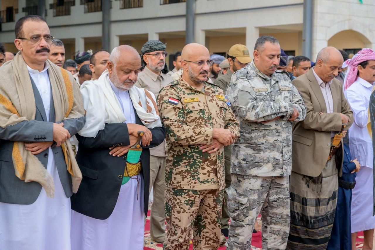 عضو مجلس القيادة طارق صالح يؤدي صلاة عيد الفطر مع جموع المواطنين في المخا