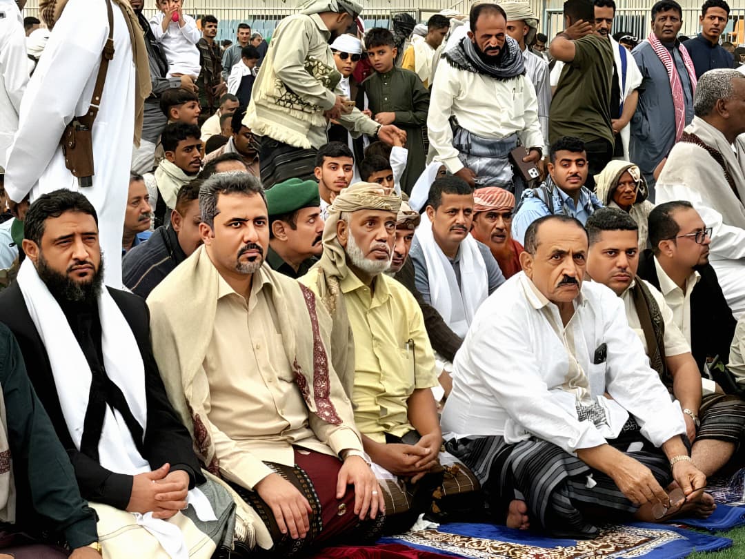 محافظ لحج يؤدِّي صلاة عيد الفطر مع جموع المواطنين بالحَوطَة ويزور المرضى بمستشفى ابن خلدون