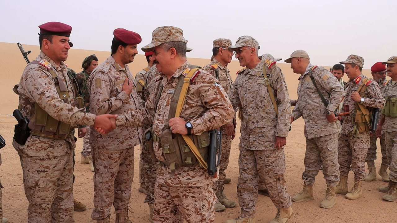 نائب رئيس هيئة التدريب يتفقد أبطال الجيش في جبهات القتال جنوب مأرب