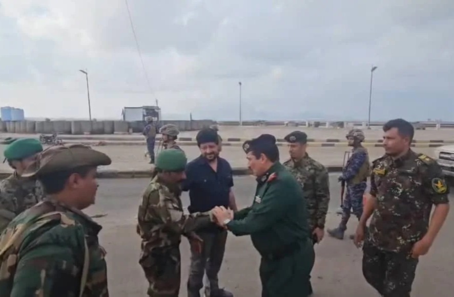 وزير الداخلية يتفقد عدداً من النقاط الأمنية في عدن ويهنئ منتسبيها بعيد الفطر