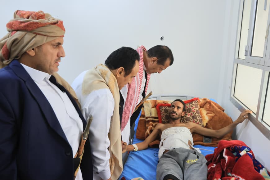 أبو الغيث ومفتاح والمعوضي يزورون المرضى بهيئة مستشفى مأرب والمستشفى العسكري