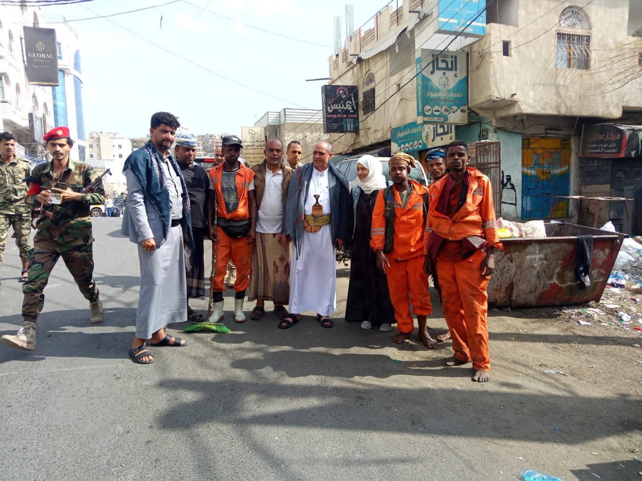 وكيل أول محافظة تعز يعايد عمال النظافة في شوارع المدينة