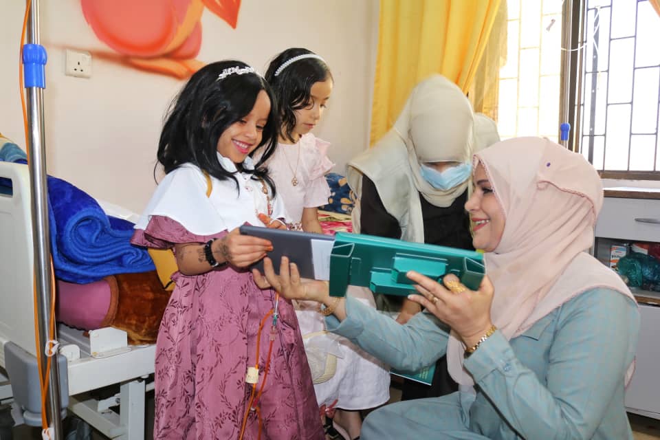 وكيل محافظة تعز تطلع على أوضاع المرضى وتشاركهم فرحة عيد الفطر