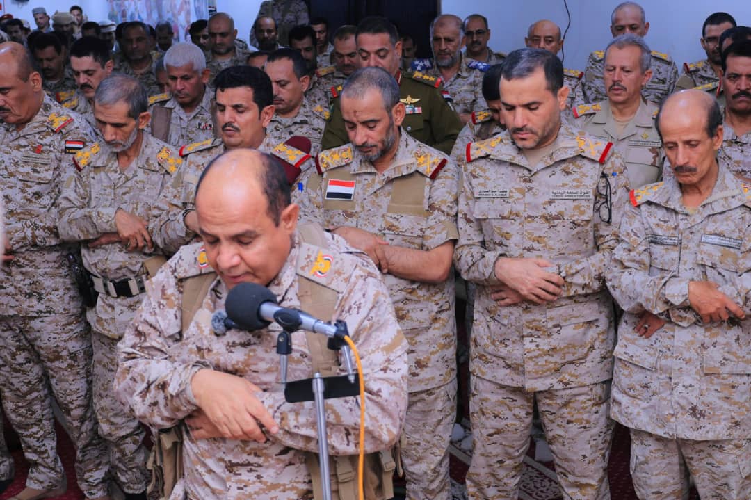 رئيس هيئة الأركان يؤدي صلاة عيد الفطر المُبارك مع القيادات العسكرية بمأرب