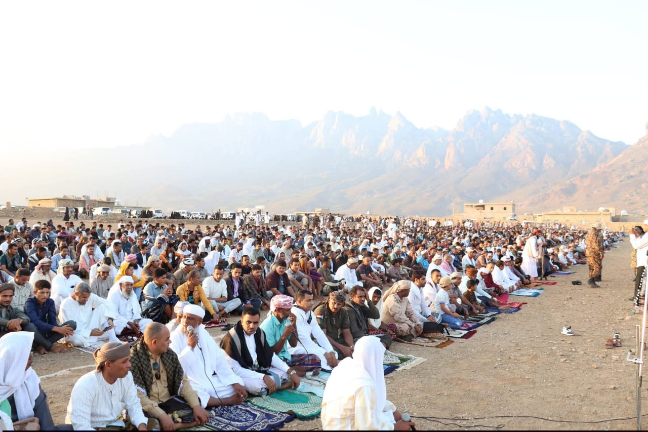 وكيل محافظة سقطرى يؤدي صلاة العيد مع جموع المصلين ويطمئن على المرضى