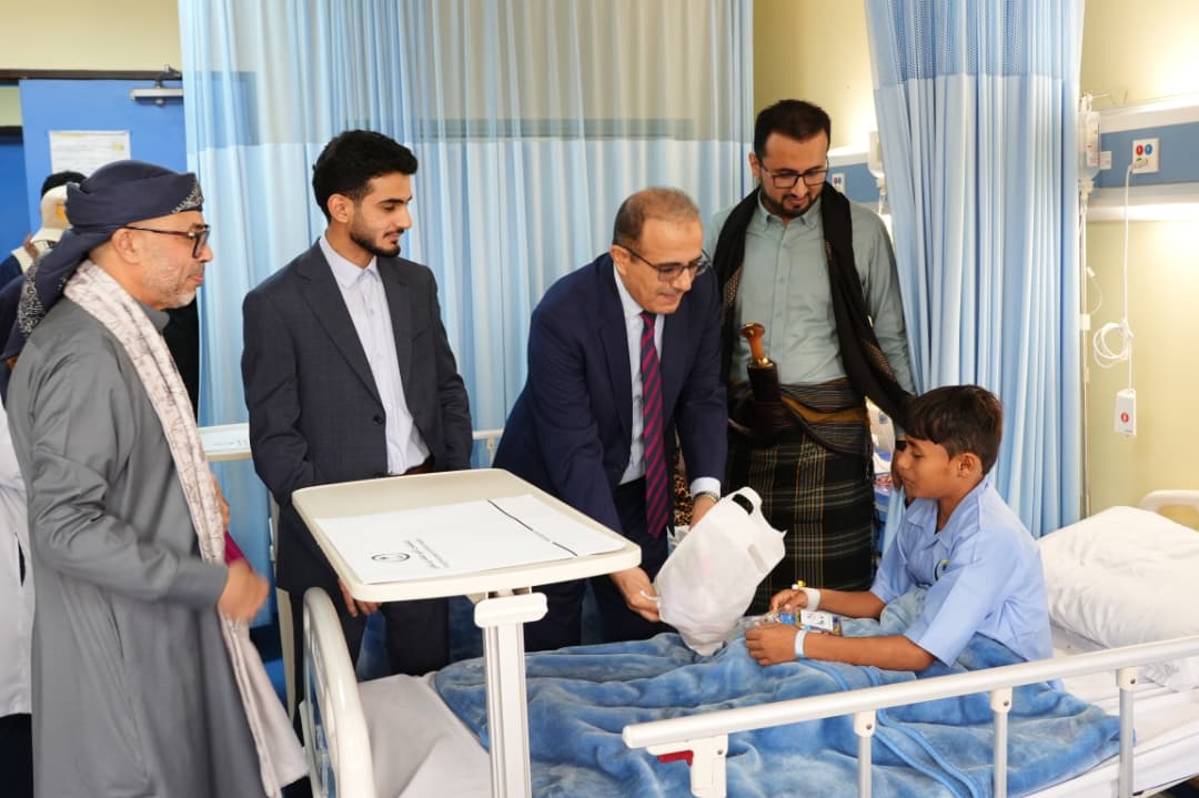 وزيرا الصحة والخدمة المدنية ينفذان زيارة معايدة للمرضى في مستشفيي الأمير محمد بن سلمان والجمهورية